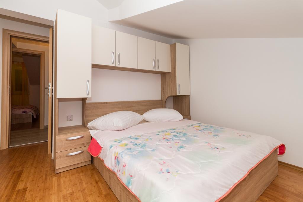 Apartments Villa-Ines Center Vodice Esterno foto