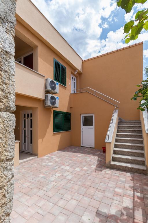 Apartments Villa-Ines Center Vodice Esterno foto